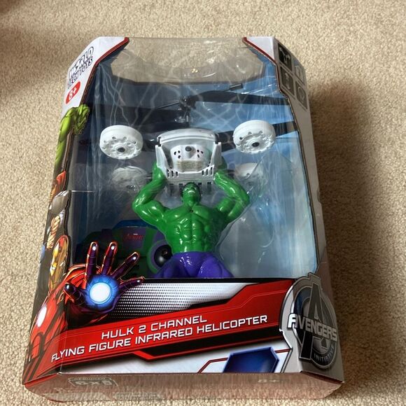 BNWT - MARVEL DISNEY AVENGERS HULK 2 FLYING FIGURINE - Picture 3 of 8